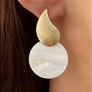 BRINCO CÍRCULO DUPLO MADREPÉROLA DOURADO BIJU
