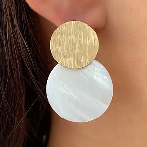 BRINCO CÍRCULO DUPLO MADREPÉROLA DOURADO BIJU